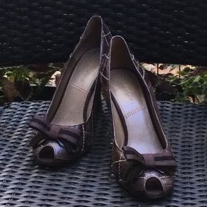 Tahari gorgeous deluxe genuine leather peep-toe heels with adorable bows.